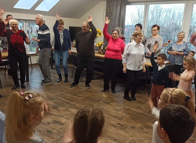 Przedszkolaki z Sędziszowa wystąpiły dla seniorów z okazji ich święta. Był wspólny śpiew i taniec.