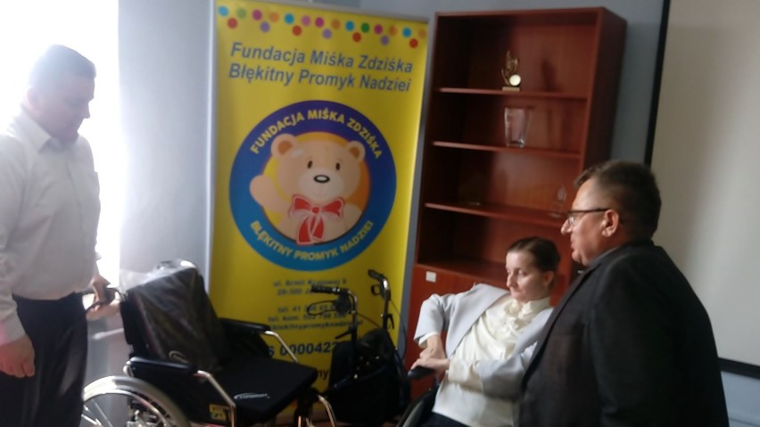 Małgorzata Bartela z miejscowości Podchojny będzie mieć łatwiejsze życie. Wszystko dzięki nowemu wózkowi inwalidzkiemu oraz chodzikowi