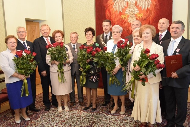 W Urzędzie Stanu Cywilnego odbyła się uroczystość wręczenia Medali za Długoletnie Pożycie Małżeńskie, przyznane przez Prezydenta RP skierniewickim parom, które obchodzą złote gody, czyli jubileusz 50- lecia małżeństwa.