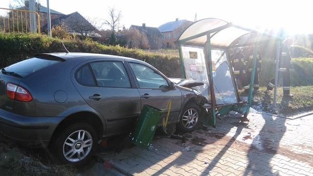 Do zdarzenia doszło w sobotę na drodze krajowej nr 94 w miejscowości Podgrodzie koło Dębicy. Kierujący seatem zjechał z drogi i uderzył w przystanek autobusowy. Zniszczona została wiata. W kolizji nikt nie został poszkodowany. Na miejscu pracowali policjanci i strażacy z OSP Pilzno.Zobacz też: „Miał ponad 2 promile”. Pijany kierowca bmw wjechał w przystanek tramwajowy w Łodzi