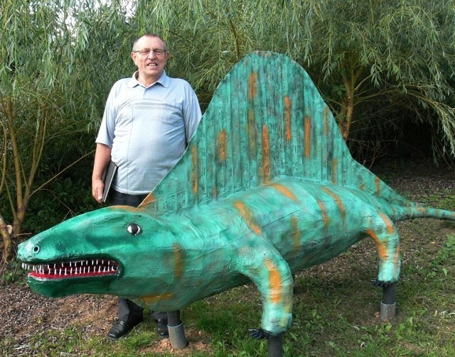 Jacek Kwiecień i jego własnoręcznie wykonany, czterometrowy dinozaur.