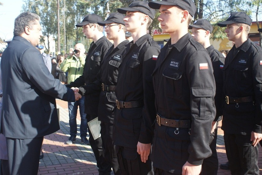 Ślubowanie klasy mundurowej III LO im. L. Szenwalda w...