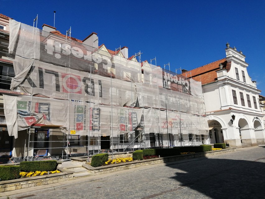 Mimo pandemii w Sandomierzu trwa remont zabytkowych kamienic na Rynku Starego Miasta 
