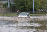 Burza i ulewa nad Łodzią. Ulice zamieniły się w rwące potoki. Pogoda na czwartek, 11 września ZDJĘCIA FILM