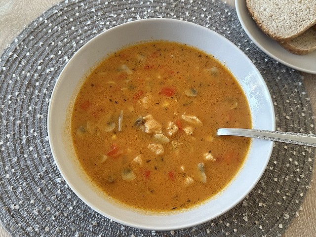Rozgrzewająca zupa gyros z kurczakiem i warzywami. Zobacz, jak ją przygotować. Kliknij w galerię i przesuwaj zdjęcia strzałkami lub gestem
