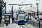 W autobusach i tramwajach w Bydgoszczy jest tłok. Pasażerowie chcieliby więcej kursów