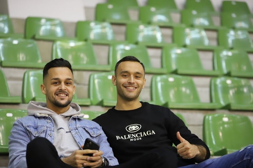 Piłkarze Korony Kielce Filipe Oliveira i Roberto Corral oraz Malwina Kuzera kibicowali piłkarkom ręcznym Suzuki Korony Handball Kielce