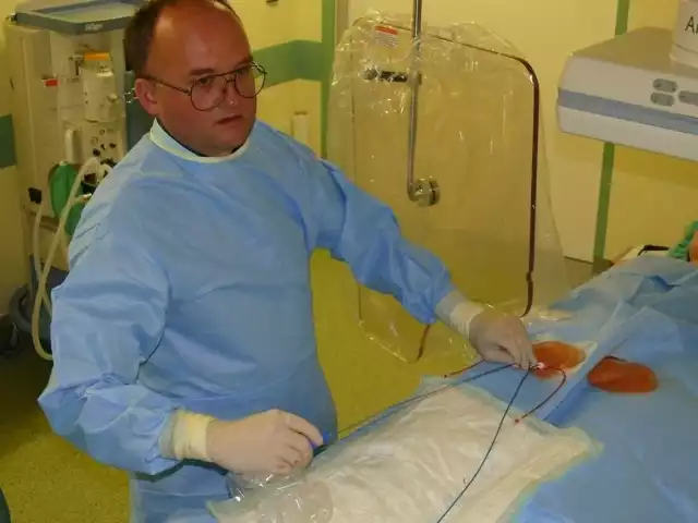 Doktor Janusz Śledź operuje w specjalnych okularach, pozwalających widzieć na monitorze obraz trójwymiarowy.
