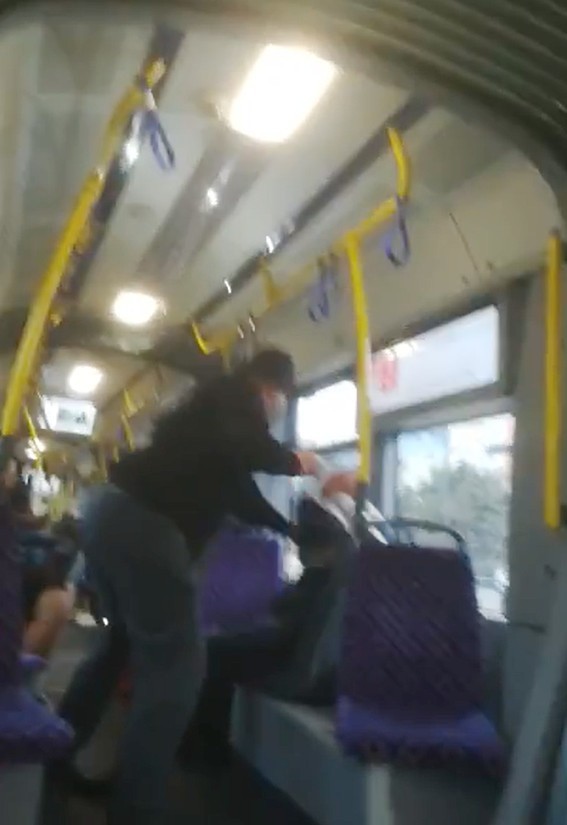 Kadr z filmiku z zajścia w bydgoskim tramwaju.