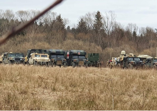 Sprzęt US Army zgromadzony na lotnisku w Woli Korzenieckiej w gm. Bircza, niedaleko Przemyśla.