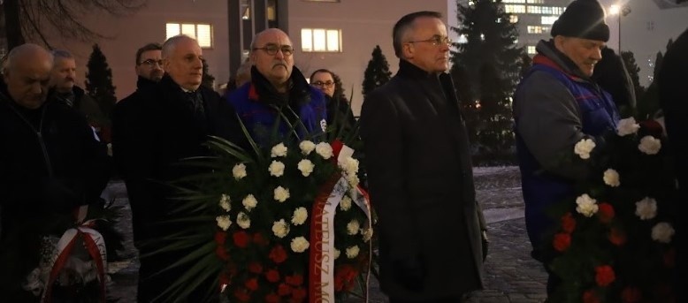 Gdańsk: Uroczystości 52. rocznicy Grudnia' 70 przed Pomnikiem Poległych Stoczniowców
