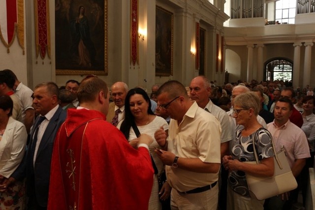 W miniona niedzielę po raz dwunasty odbyła się Diecezjalna Pielgrzymka Małżeństw i Rodzin do sanktuarium Relikwii Drzewa Krzyża Świętego. W tym roku przebiegła pod hasłem “Błogosławieni czystego serca”, nawiązującym do pielgrzymki Jana Pawła II do Sandomierza 20 lat temu.  Pielgrzymka rozpoczęła się w Nowej Słupi, gdzie swój początek miała Droga Krzyżowa. Rozważania poprowadził ksiądz Tomasz Cuber, Dyrektor Wydziału Duszpasterstwa Małżeństw Rodzin Diecezji Sandomierskiej. Po dotarciu do sanktuarium sprawowana była msza święta pod przewodnictwem księdza Adama Kopcia, Dyrektora Wydziału Nauki i Wychowania Katolickiego, który również wygłosił homilię - czytamy na stronie diecezji sandomierskiej.Na zakończenie Eucharystii każdy obecny otrzymał indywidualne błogosławieństwo. Kolejnym punktem pielgrzymki była konferencja Anny Adamskiej psycholog posługującej w Katolickim Centrum Pomocy Rodzinie w Szewnej, dotycząca kształtowania relacji w małżeństwie. Na zakończenie zebrani odmówili wspólnie Koronę do Bożego Miłosierdzia - informuje strona diecezji sandomierskiej.(dor)