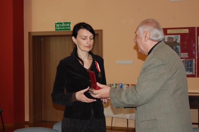 Kamila Czechowska, dyrektor Muzeum Ziemi Szubińskiej odbiera medal z rąk Stefana Barłoga, prezesa Zarządu Głównego TPPW.