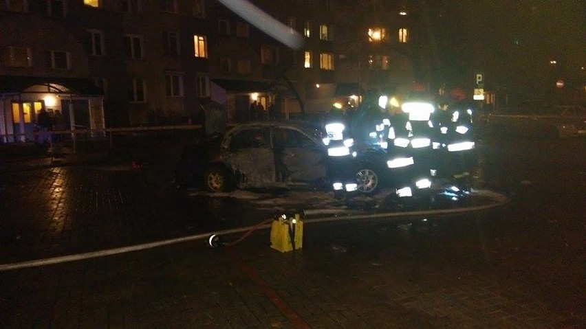Spalony samochód przy Łagiewnickiej! Potężny wybuch i auto stanęło w płomieniach [zdjęcia]
