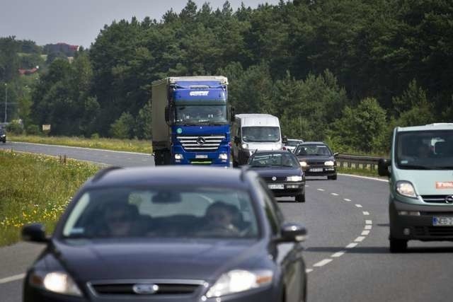 Wielu kierowców przyznaje, że spotkanie z TIR-em to jedno z poważniejszych wyzwań na polskich drogach