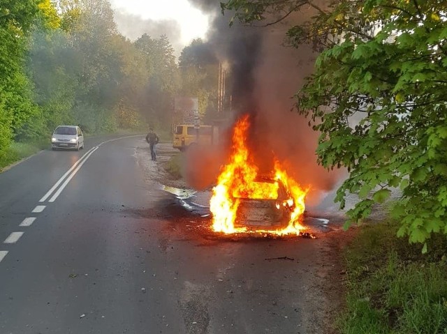 Łódzkie. Pożar samochodu w Jedliczach. Citroen spłonął w Jedliczach. Zagrożenie chemiczne w Strykowie. Jedna osoba niegroźnie rannaŁódzkie. Pożar samochodu w Jedliczach. Citroen spłonął w Jedliczach. Jedna osoba ranna w wypadku w Strykowie. Zagrożenie chemiczne! Sporo pracy w ciągu ostatniej doby mieli strażacy. W środę wieczorem do groźnego wypadku doszło w Strykowie. Rozszcelniła się tam beczka chlorkiem metylenu. Jedna osoba została ranna. 12 kolejnych trzeba było ewakuować. Dziś rano w Jedliczach doszczętni spłonął citroen C5. Jego kierowca wyszedł z opresji bez szwanku. Czytaj dalej na kolejnym slajdzie