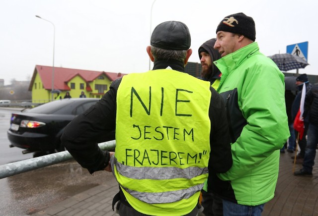 Blokada drogi w Przygłowie na drodze krajowej nr 12 Piotrków - Sulejów. Rolnicy chodzą po pasach