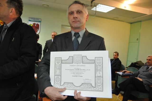 Jan Andrusieczko odbiera swój patent oficerski na sesji szczecineckiej Rady Powiatu. 