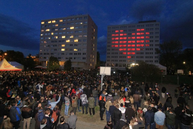 Potężny Indeksowany Wyświetlacz Oknowy zrodził się w głowie studentów w 2007 roku, kiedy to zauważyli, że światła akademika ułożyły rozpoznawalny kształt.