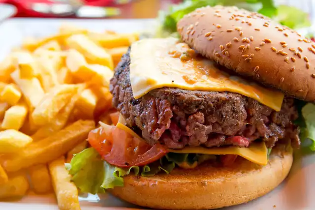 Domowy cheeseburger jest najsmaczniejszy z plastrami sera cheddar.