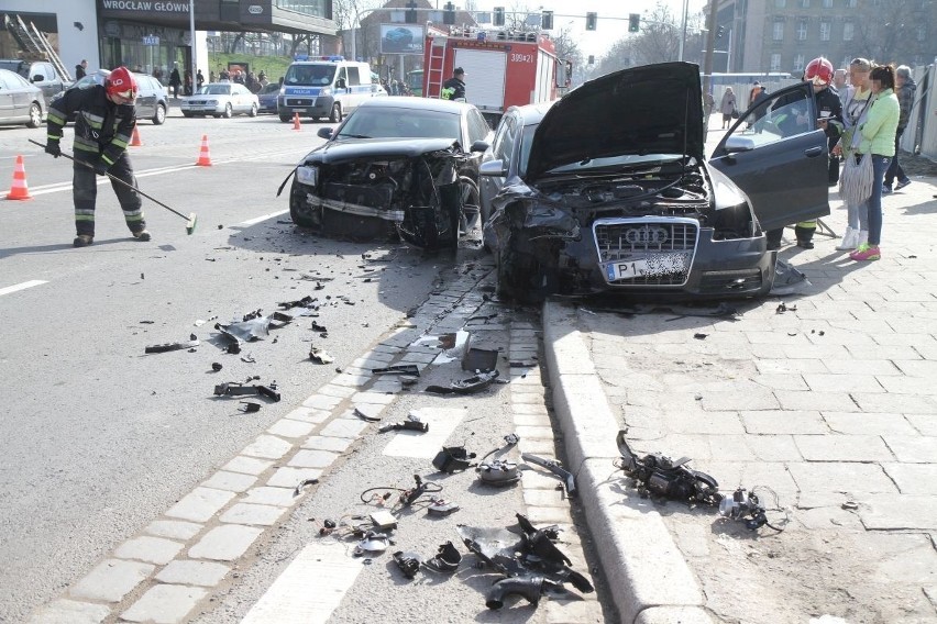 Wrocław: Wypadek na ul. Suchej. Dwa auta zderzyły się przy dworcu PKP (ZDJĘCIA)