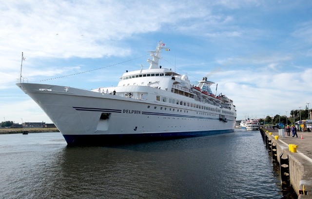 MV Delphin dopływa do szczecińskich Wałów Chrobrego.