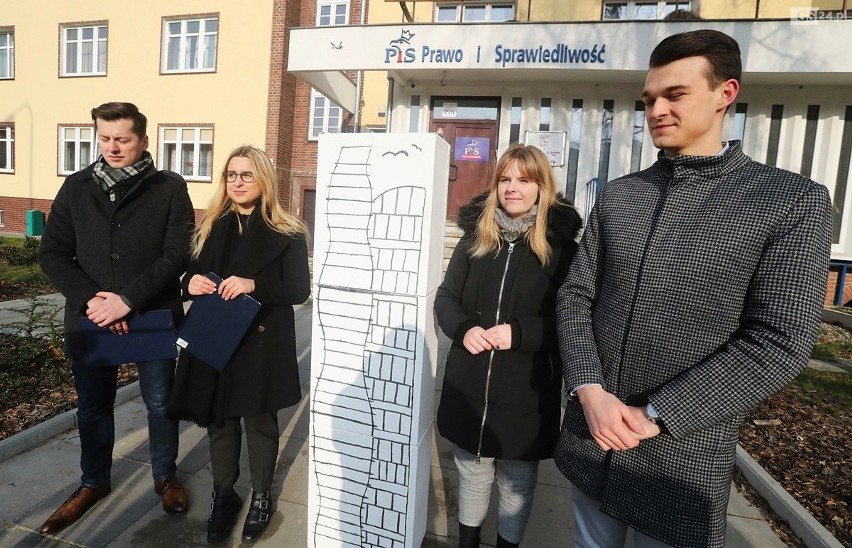 Dwie wieże przed siedzibą PiS w Szczecinie. Happening Młodych Demokratów [WIDEO, ZDJĘCIA]