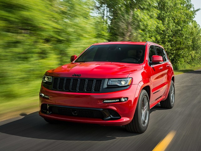 Jeep Grand Cherokee SRT Red VaporJeep Grand Cherokee SRT w specjalnej wersji Red Vapor jest imponuje dynamiką, prędkością maksymalną i wyglądem. Sportowy SUV otrzymał 20-calowe, pięcioramienne obręcze kół „Goliath" z czarnym chromowanym wykończeniem. Czarne są także emblematy na nadwoziu („SRT", „Jeep" oraz „Grand Cherokee"). Lakier Radar Red oraz błyszczące chromowane detale przyciągają wzrok i podkreślają luksusowy, a zarazem agresywny design nowej serii specjalnej.Fot. Jeep