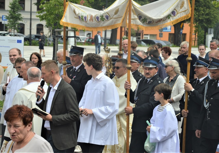 Uczestnicy procesji wychodzą z Rynku