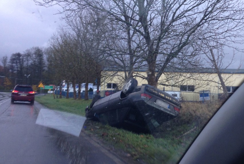 Kierowca mercedesa dachował na zakręcie drogi z Mielna do...