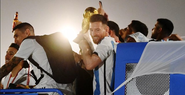 Lionel Messi świętuje w autokarze z reprezentacją Argentyny zdobycie mistrzostwa świata