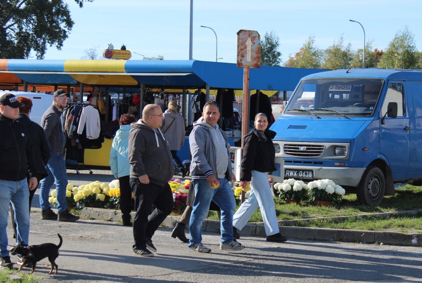 Niedzielny spacer na Pchli Targ w Tarnobrzegu to szansa na wyjątkowe zakupy. Zobaczcie, jakie skarby można kupić 29 października 