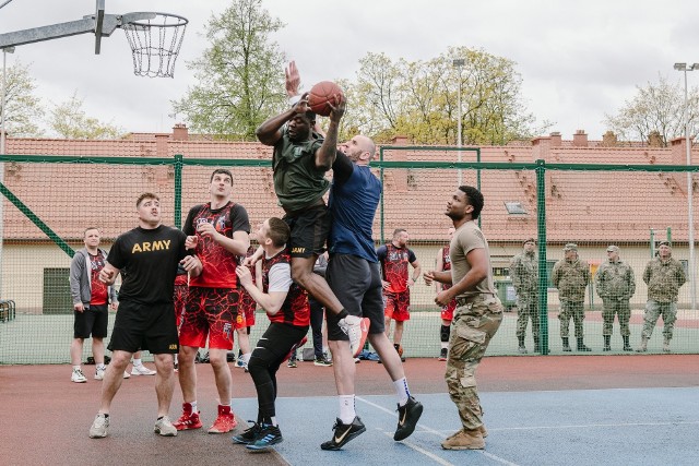 Marcin Gortat rozegrał mecz koszykówki z żołnierzami. Na boisku w Bemowie Piskim spotkały się drużyny sojuszniczych żołnierzy eFP i 15 Brygady Zmechanizowanej