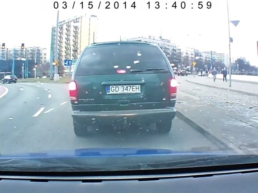 Nerwowy kierowca w Katowicach. SZOK! To nie kierowca BMW, to chrysler z Gdańska [WIDEO]