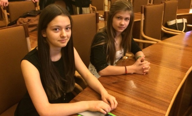 Weronika Szczęsna (z lewej) i Liliana Małek reprezentowały Gimnazjum w Cieszkowach na krajowej konferencji szkolnych grup Amnesty International.