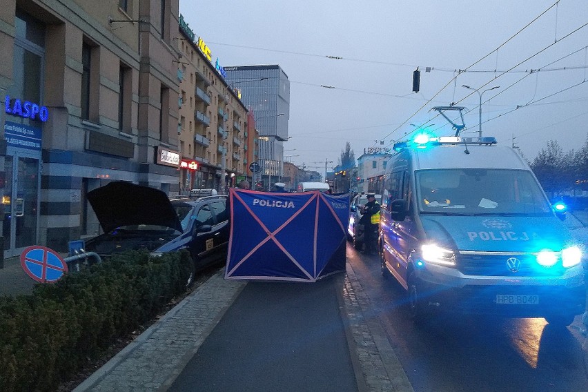 Tragiczny wypadek na ul. Piłsudskiego, przy Dworcu Głównym....