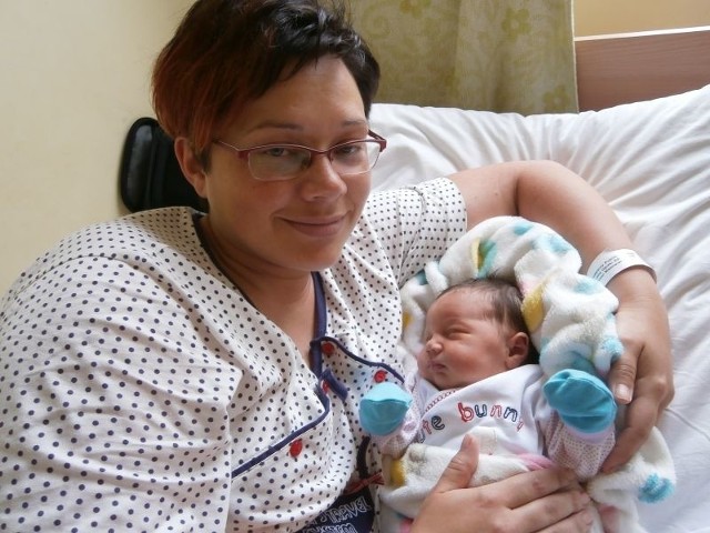 Zofia Wiśniewska, córka Maryli i Damiana z Grodziska Mazowieckiego urodziła się 13 czerwca. Ważyła 3400 g, mierzyła 57 cm. Zosia na zdjęciu z mamą