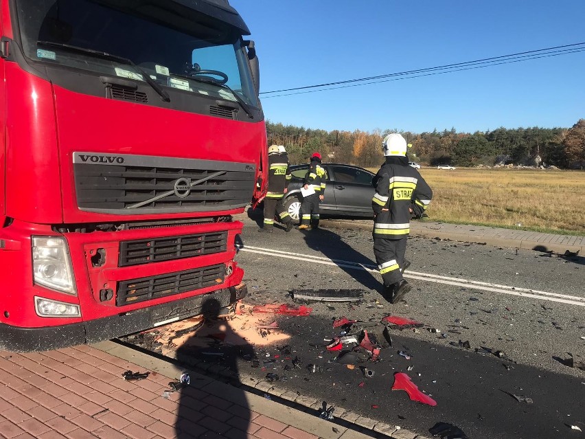 Wypadek w Dębskiej Kuźni. Citroen zderzył się czołowo z ciężarówką. Jedna osoba jest ranna