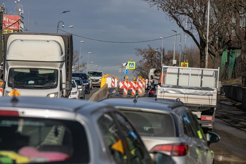 Kraków. Duże zmiany w ruchu na ulicy Zakopiańskiej związane z budową Trasy Łagiewnickiej. Zobacz, jak teraz jeździ się tą drogą [ZDJĘCIA]