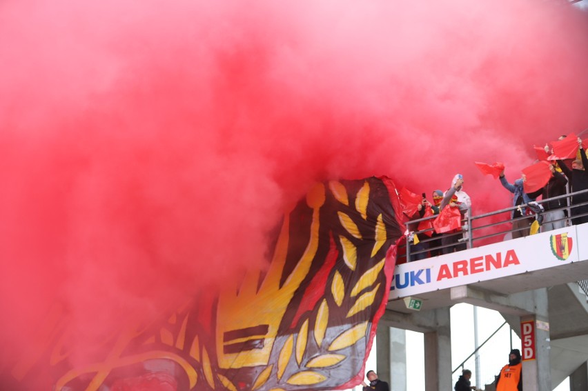 Oprawa kibiców Korony Kielce na Młynie na meczu z Górnikiem Zabrze. Były żółte i czerwone race. Sędzia musiał przerwać mecz na kilka minut