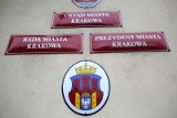 Kto może wykorzystywać wizerunek herbu miasta Krakowa? Radni miejscy interpelują, a prezydent Krakowa wyjaśnia