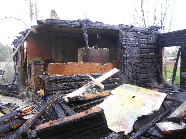 Po sobotnim pożarze domu w Kunowie w powiecie ostrowieckim
