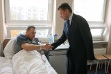 Tragiczny wypadek w Łopienniku. Mariusz Błaszczak odwiedził rannego policjanta