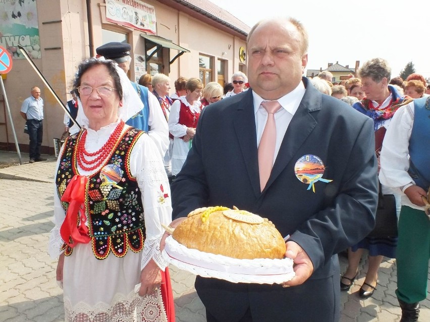 Wieńce i folklor na dożynkach gminnych w Mircu