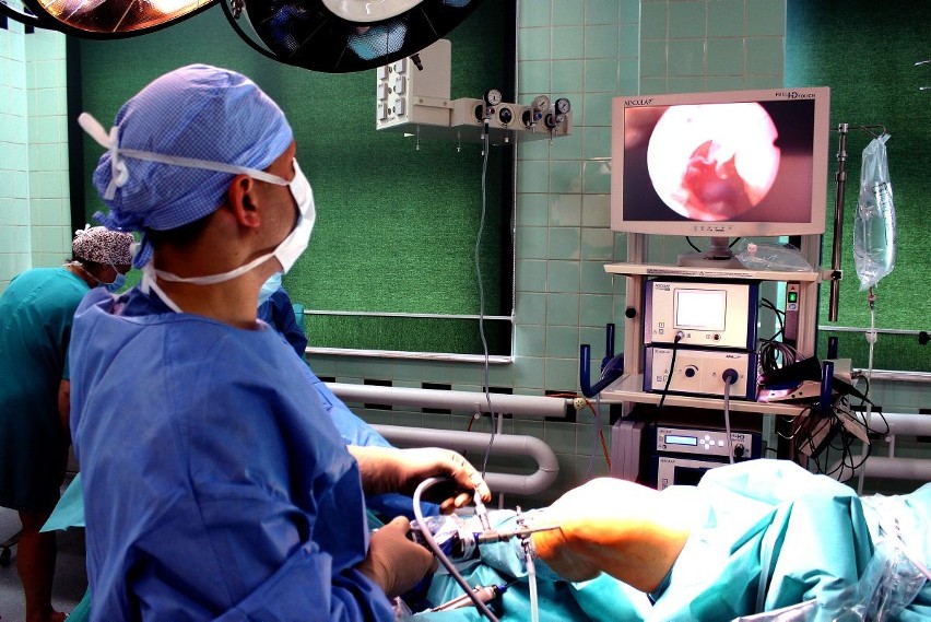 Nowatorska operacja więzadeł krzyżowych: hybrydowy implant naprawi kolano [ZDJĘCIA+FILM]