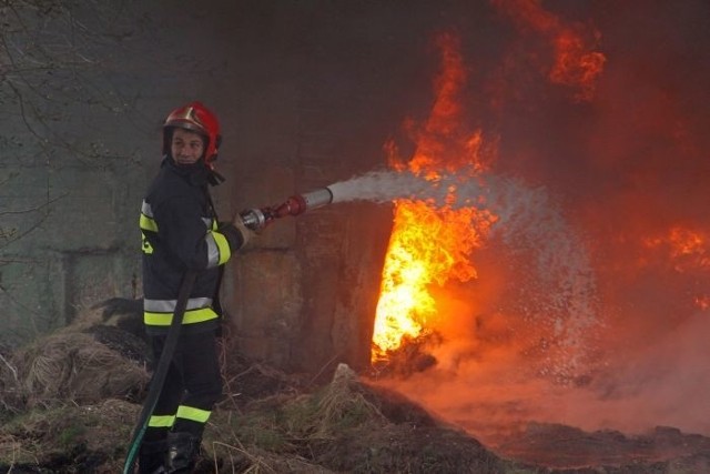 Kołobrzescy strażacy gasili pożar na lotnisku w Podczelu.