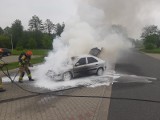 Pożar samochodu osobowego na parkingu autostrady A4 w Mokrzyskach. Ogień strawił pojazd całkowicie. Mamy zdjęcia
