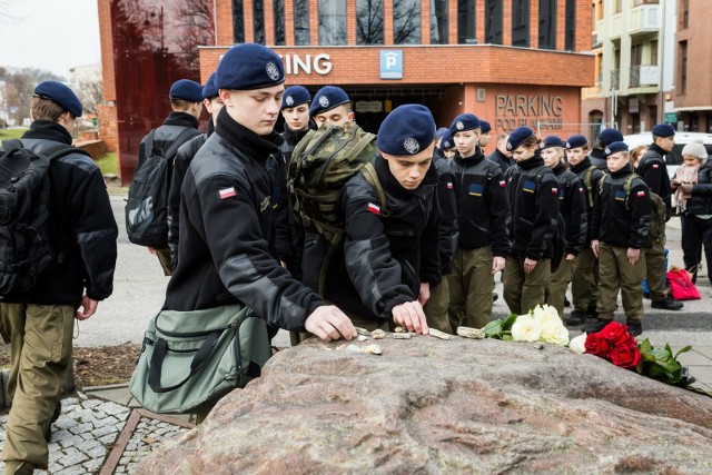 Ceremonia czytania imion bydgoskich Żydów odbyła się na Placu Teatralnym, gdzie do dziś znajdują się pozostałości macew, żydowskich płyt nagrobnych.