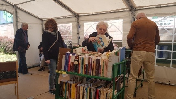 Zielona Góra. Majowy kiermasz książek w Wojewódzkiej i Miejskiej Bibliotece Publicznej im. C. Norwida