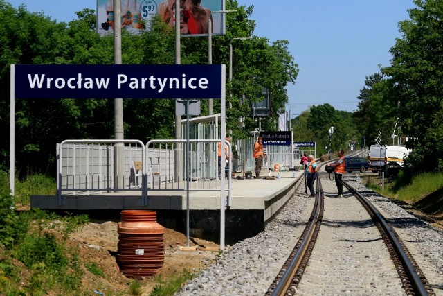 Ostatnie prace przed otwarciem linii kolejowej Wrocław - Sobótka - Świdnica. Robotnicy na nowej stacji Wrocław Partynice